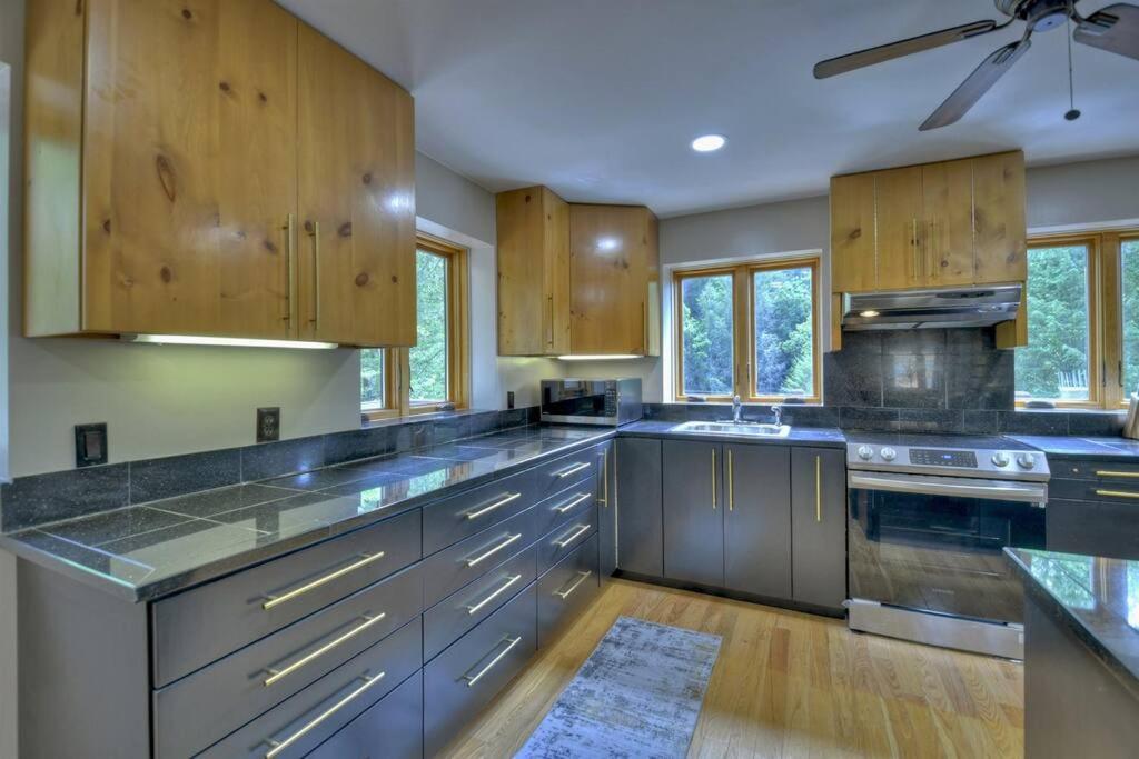 בלו רידג' The Chariot - Creek Front With Hottub, Fire Pits, Billiards, Ev Charger - Sandalwood Stays מראה חיצוני תמונה